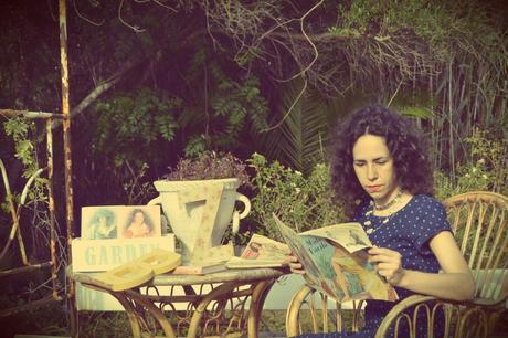 sesion de fotos en jardin, libros, vintage, cenador victoriano, hierro forjado blanco, Mollie creamollie crea