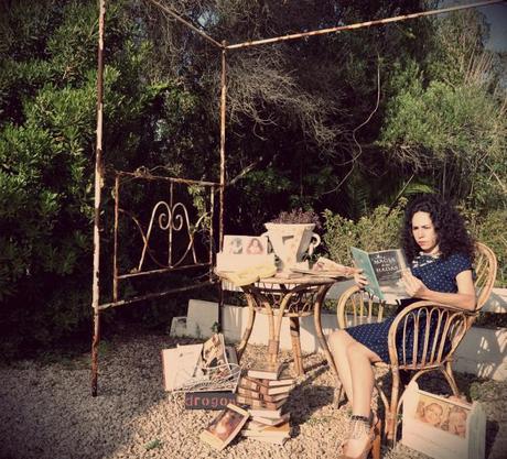 sesion de fotos en jardin, libros, vintage, cenador victoriano, hierro forjado blanco, Mollie crea mollie crea