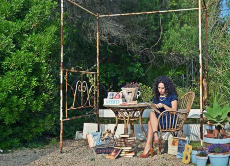 sesion de fotos en jardin, libros, vintage, cenador victoriano, hierro forjado blanco, Mollie creamollie crea