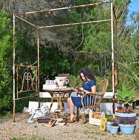 sesion de fotos en jardin, libros, vintage, cenador victoriano, hierro forjado blanco, Mollie creamollie crea