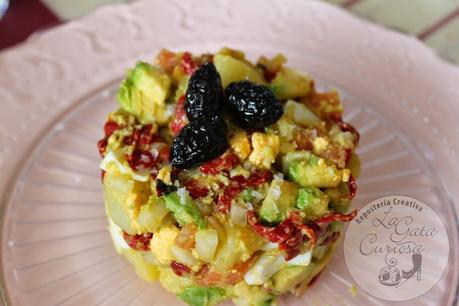 ENSALADA DE PATATAS, AGUACATE, SALMÓN Y HUEVO