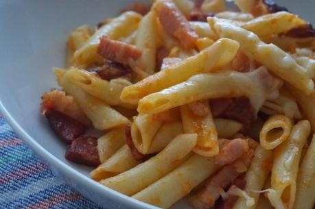 Macarrones con chorizo y beicón