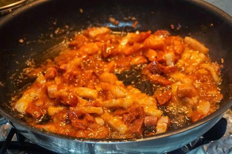 Macarrones con chorizo y beicón