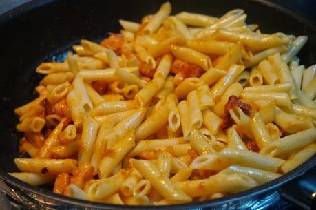 Macarrones con chorizo y beicón