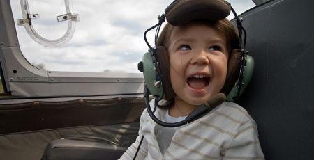 niño aprendiendo inglés en un avión