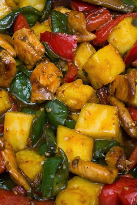 Pollo agridulce con piña y cilantro al estilo chino