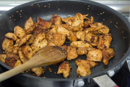Pollo agridulce con piña y cilantro al estilo chino