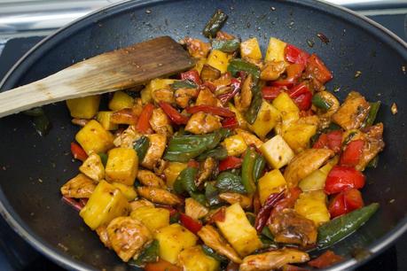 Pollo agridulce con piña y cilantro al estilo chino