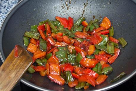 Pollo agridulce con piña y cilantro al estilo chino