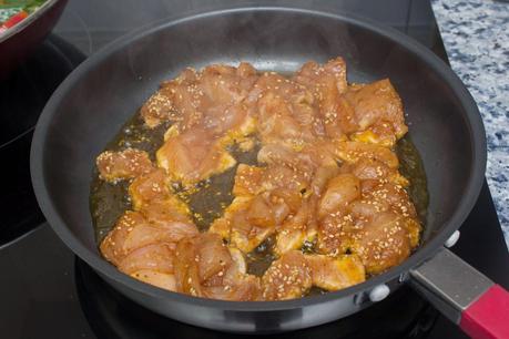 Pollo agridulce con piña y cilantro al estilo chino