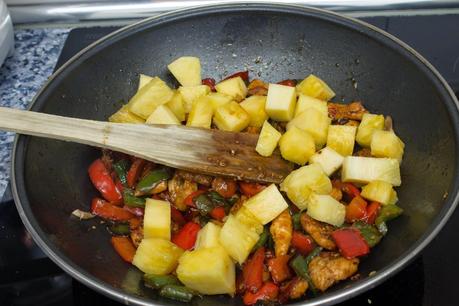 Pollo agridulce con piña y cilantro al estilo chino