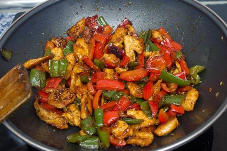 Pollo agridulce con piña y cilantro al estilo chino