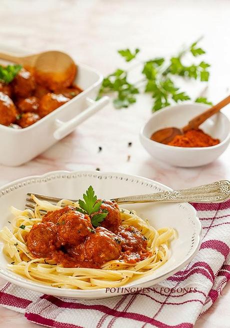 Albóndigas al curry con tallarines
