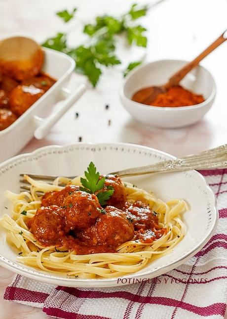 Albóndigas al curry con tallarines