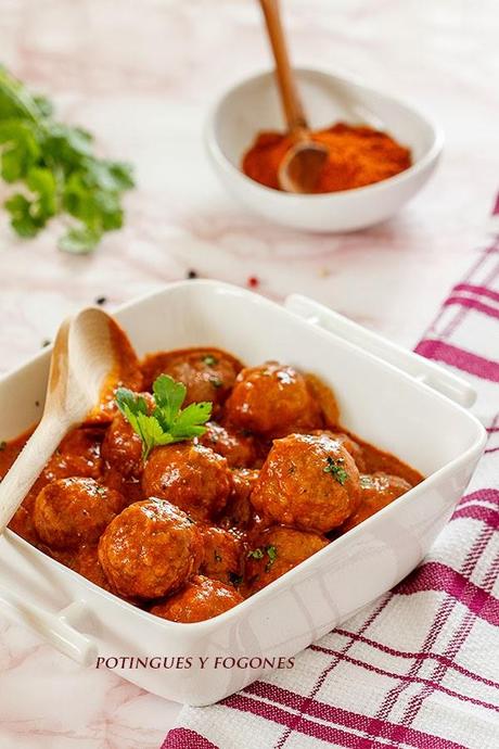 Albóndigas al curry con tallarines