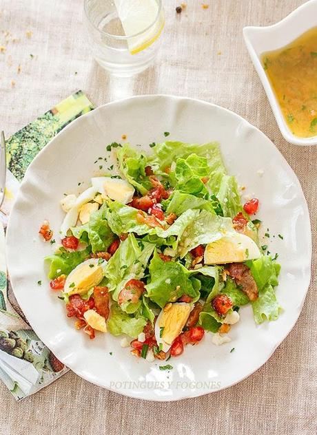 Ensalada de lechuga con granada y vinagreta de tomate