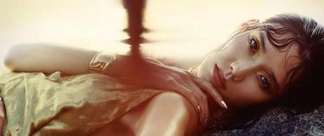 Glamour en la playa con Tao Okamoto