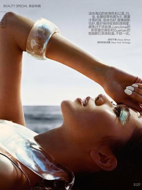 Glamour en la playa con Tao Okamoto