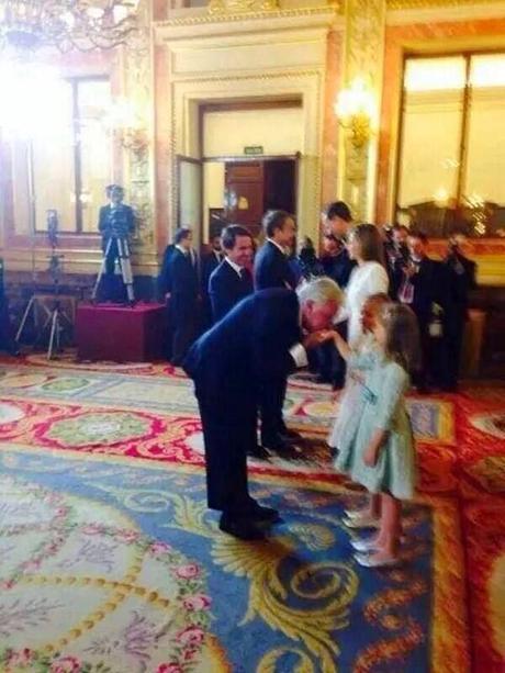 Seis días del reinado de Felipe VI, seis días de *bacineo vomitivo y baboso