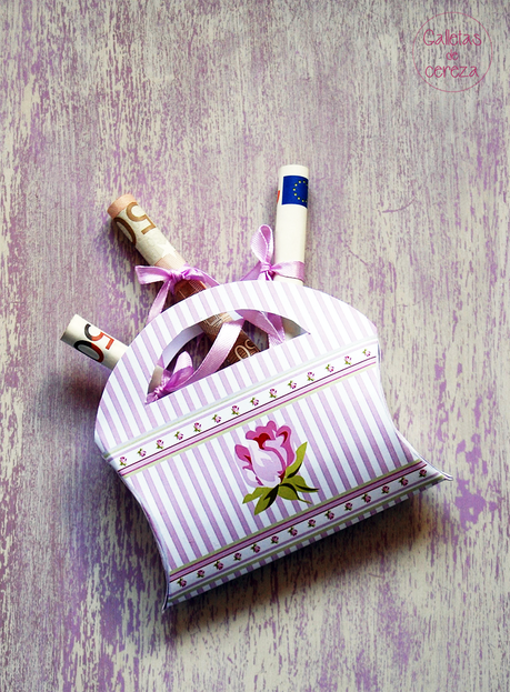 Regalar dinero en bolsito de papel