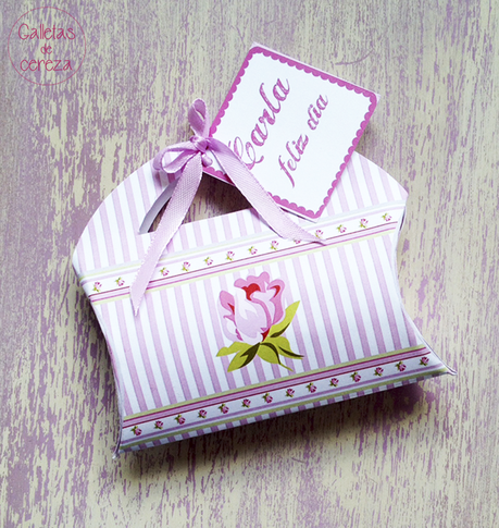 Regalar dinero en bolsito de papel