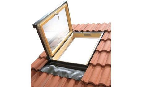 Claraboyas - Ventana de tejado de abertura lateral con tapajuntas preinstalado. Abertura LATERAL con pistón.