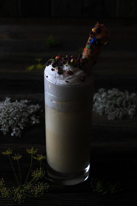 Batido de melocotón y vainilla con una teja de m&m's HECHO