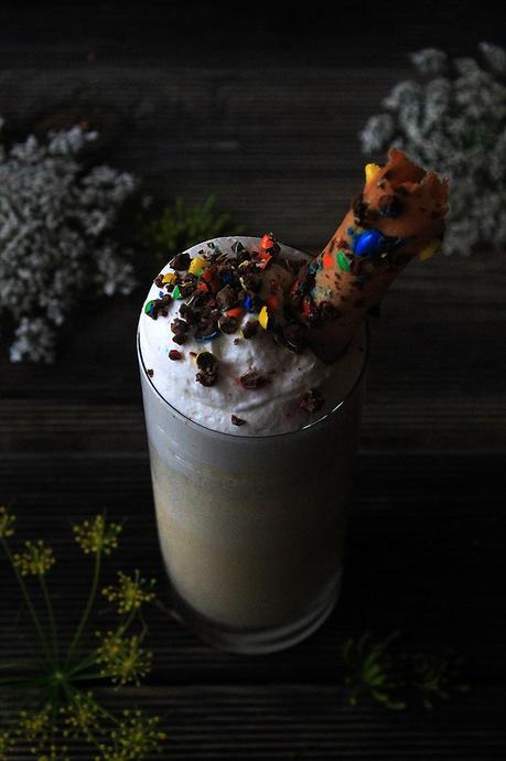 Batido de melocotón y vainilla con una teja de m&m's HECHO