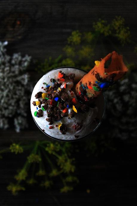 Batido de melocotón y vainilla con una teja de m&m's HECHO