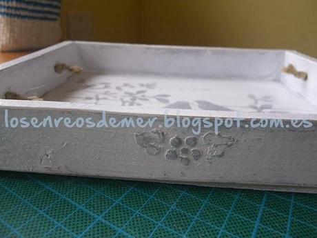 Pronto será primavera Detalle del relieve del lateral de la bandeja