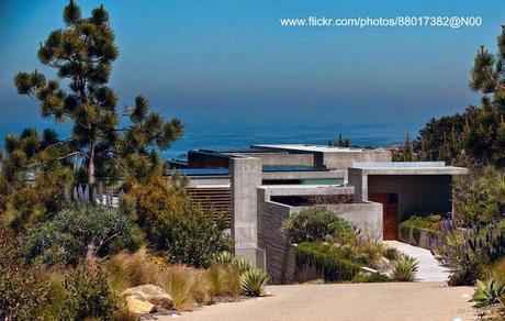 Casa californiana frente al mar en California inspirada en el Brutalismo