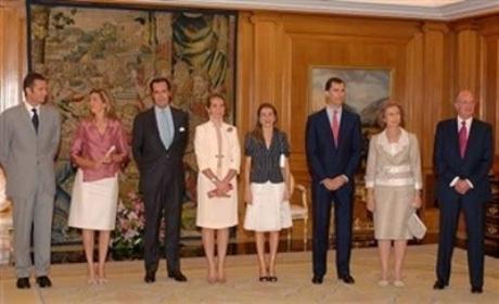 Dña. Elena en la Abdicación y Proclamación con ropa de hace 12 y ocho años