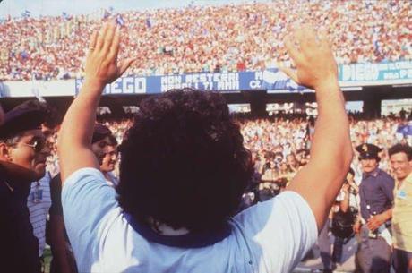 Presentación de Diego Armando Maradona con el Nápoles nápoles SSC NÁPOLES (1984-1991) presentacion Diego San Paolo alla OLEIMA20100905 0043 13