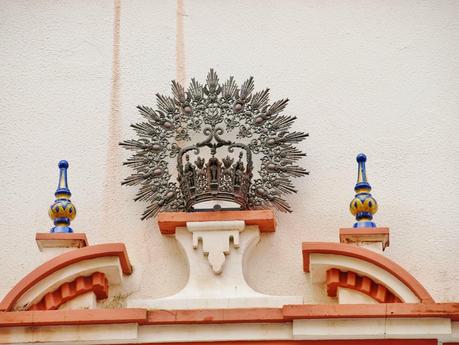 El retablo cerámico del Cristo del Buen Fin.