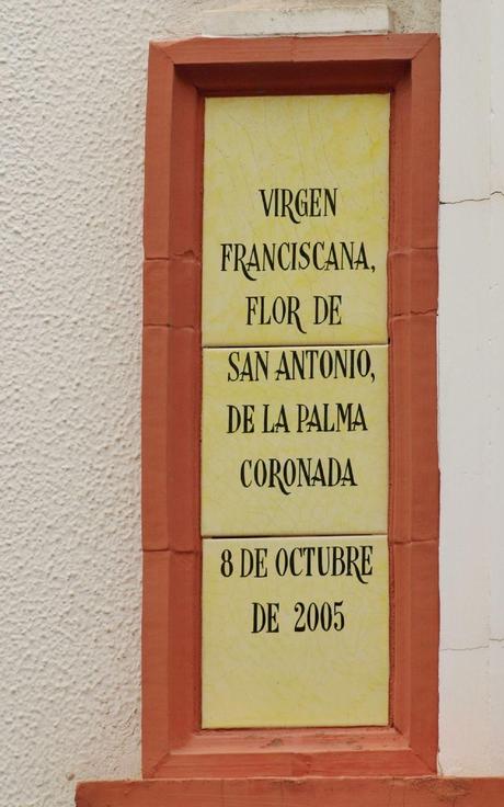 El retablo cerámico del Cristo del Buen Fin.