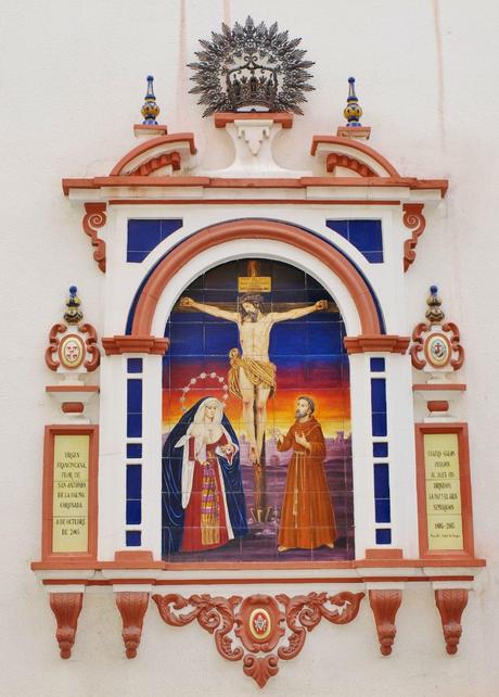 El retablo cerámico del Cristo del Buen Fin.