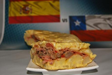 TORTILLA ESPAÑOLA RELLENA DE JAMÓN Y TERNERA, EN SALSA CHILENA
