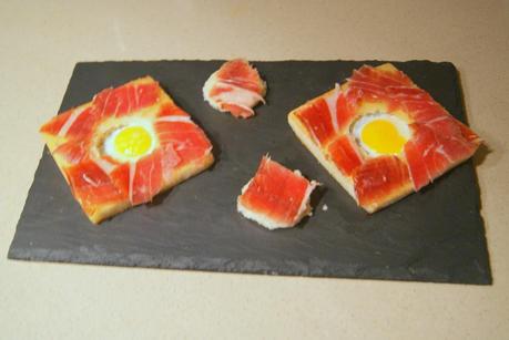 TOSTADA DE JAMÓN Y HUEVO DE CODORNIZ CON SALMOREJO