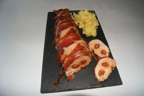 SOLOMILLO IBERICO DE CERDO ENVUELTO EN JAMÓN, RELLENO DE CHORIZO Y PATATAS A LO 