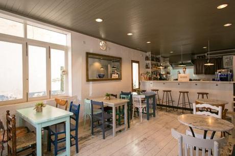 Coctelería Ulisses en Ciutadella, Menorca estilo vintage estilo escandinavo baleares decoración interiores comerciales decoración diseño nórdico decoración de cafés pubs coctelerías decoración de bares y restaurantes decoración bares nórdicos bares decoración vintage bares de estilo nórdico