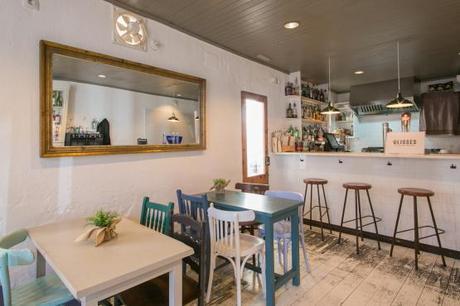 Coctelería Ulisses en Ciutadella, Menorca estilo vintage estilo escandinavo baleares decoración interiores comerciales decoración diseño nórdico decoración de cafés pubs coctelerías decoración de bares y restaurantes decoración bares nórdicos bares decoración vintage bares de estilo nórdico