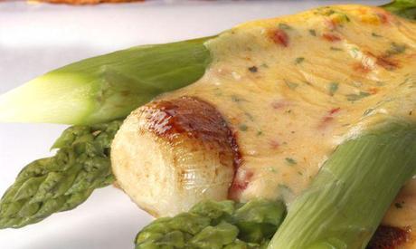 Hoy cocinamos con bechamel… tostada-esparragos-bechamel