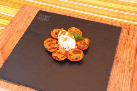 NÍSPEROS SALTEADOS CON MANJAR BLANCO DE PISTACHOS Y HELADO DE VAINILLA NÍSPEROS SALTEADOS CON MANJAR BLANCO DE PISTACHOS Y HELADO DE VAINILLA