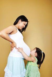 mujer embarazada de una niña