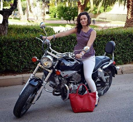 bolso rojo, moto, peplum, fashion blogger, castellón, moda, fashion, blogger, blog de moda, rojo, red, bag,