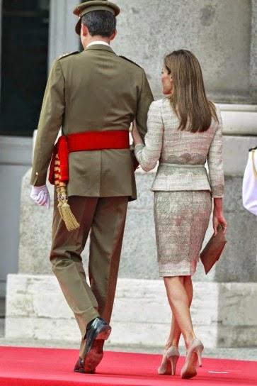 Dña. Letizia con las Fuerzas Armadas vestida de Felipe Varela