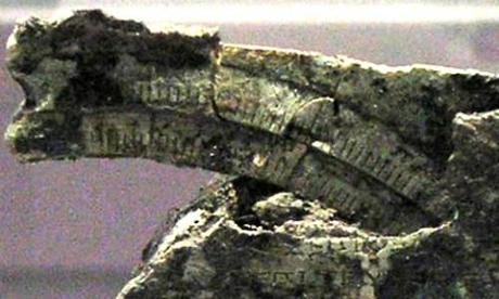 Microescalas angulares múltiples en el fragmento C, vista frontal del mecanismo de Anticitera, tal como se encuentra expuesto en el Museo Arqueológico Nacional de Atenas. Imagen Wikimedia Commons.