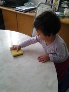 Ayudando a mamá a limpiar la mesa