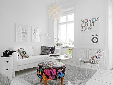 Decoracion de color blanco. Un espacio luminoso en este minipiso Decoracion de color blanco. Un espacio luminoso en este minipiso