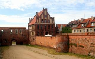 FOSO ENTRE MURALLAS Y DEFENSA DEL CASTILLO.